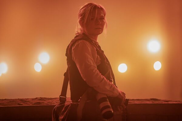 Lee Smith (Kirsten Dunst) lit by headlights in orange light