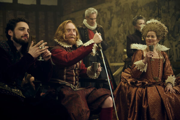 The King (Tony Curran) claps