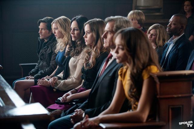 Well look at us in a row: The cast of Revenge comes together for the trial