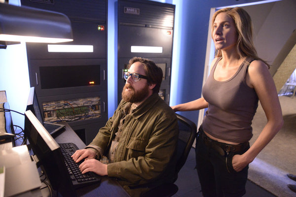 Rachel (Elizabeth Mitchell) evaluates Aaron's (Zak Orth) speed and accuracy on the typing test in 'The Dark Tower'
