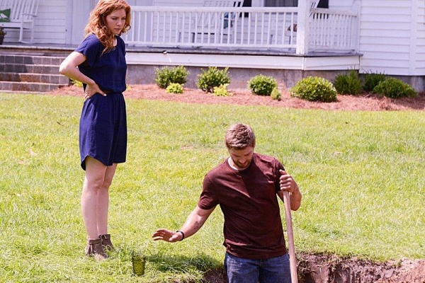 Let's go to China! Barbie (Mike Vogel) digs a grave while Julia (Rachelle Lefevre) stands around in Under The Dome 1x08
