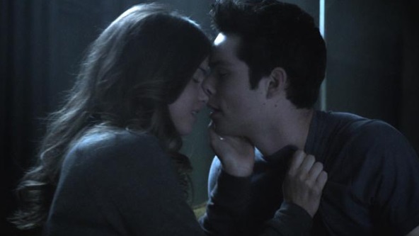 Malia (Shelley Hennig) and Stiles (Dylan O'Brien) get close in 'Echo House'