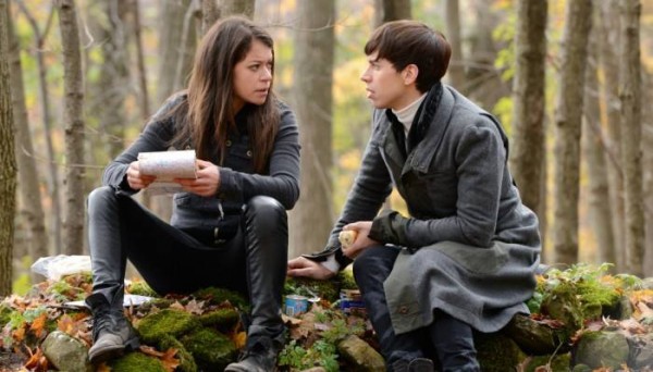 Sarah (Tatiana Maslany) and Felix (Jordan Gavaris) hit the road in Orphan Black 2x02