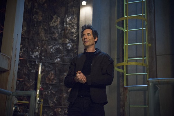 Thawne (Tom Cavanagh) is up to no good in The Flash 1x21